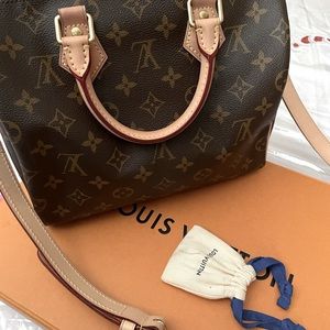 Louis Vuitton SPEEDY BANDOULIÈRE 25 in Monogram.